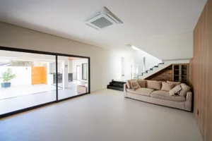 Sobrado de alto padrão com piscina aquecida e home cinema — miniatura 5