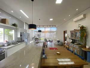 Casa térrea com home office e cozinha gourmet em condomínio de alto padrão — miniatura 5