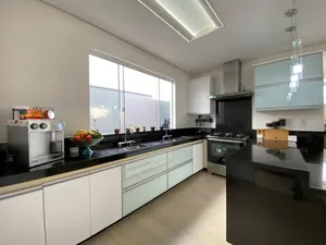 Sobrado de 4 suítes com piscina aquecida e home cinema em condomínio de alto padrão — miniatura 6