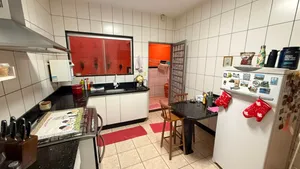 Casa térrea de 3 suítes com piscina e espaço gourmet em condomínio fechado — miniatura 7