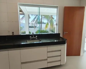 Casa nova de 4 quartos com jardim amplo em condomínio fechado — miniatura 6