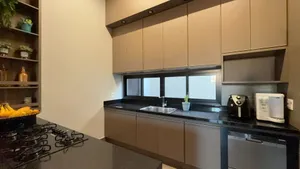 Casa de esquina com piscina aquecida e energia fotovoltaica em condomínio de alto padrão — miniatura 8