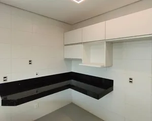 Casa nova de 4 quartos com jardim amplo em condomínio fechado — miniatura 7