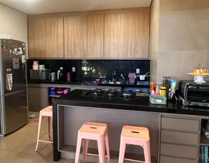 Casa de 3 suítes com piscina e espaço gourmet em condomínio fechado — miniatura 7