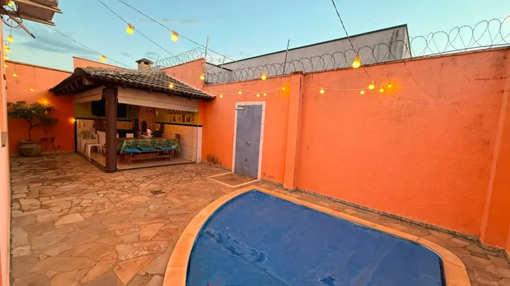Casa térrea de 3 suítes com piscina e espaço gourmet em condomínio fechado