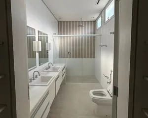 Sobrado de 4 suítes com home cinema e spa privativo em condomínio de alto padrão — miniatura 9