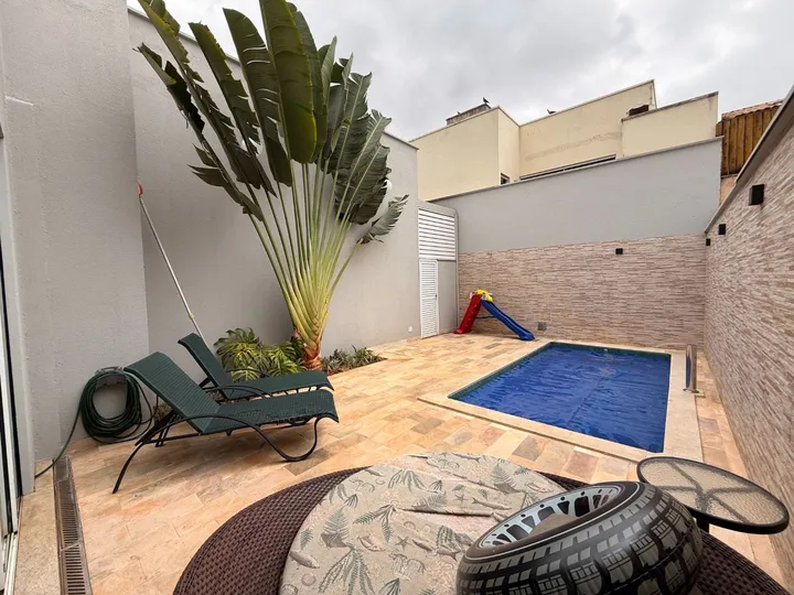 Casa térrea de 3 suítes com piscina em condomínio fechado