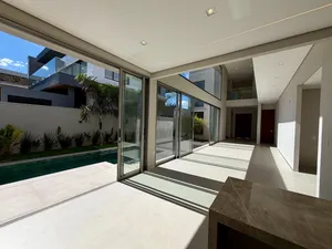 Casa de arquitetura contemporânea com piscina e spa em condomínio fechado — miniatura 9