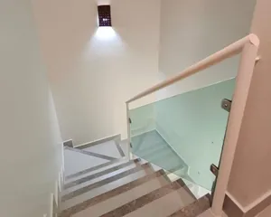 Casa nova de 4 quartos com jardim amplo em condomínio fechado — miniatura 9