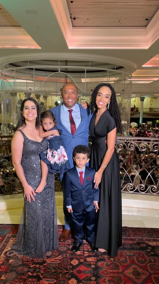 Marcus com a esposa e os três filhos